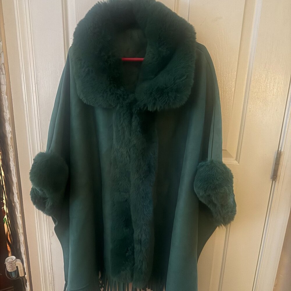 Black Suede Cape with Faux Fur Trim – Elegant & Cozy